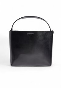Svart läder tote-väska med en slät yta, rektangulär form och ett enda handtag upptill. Minimalistisk design utan synlig hårdvara eller detaljer.
