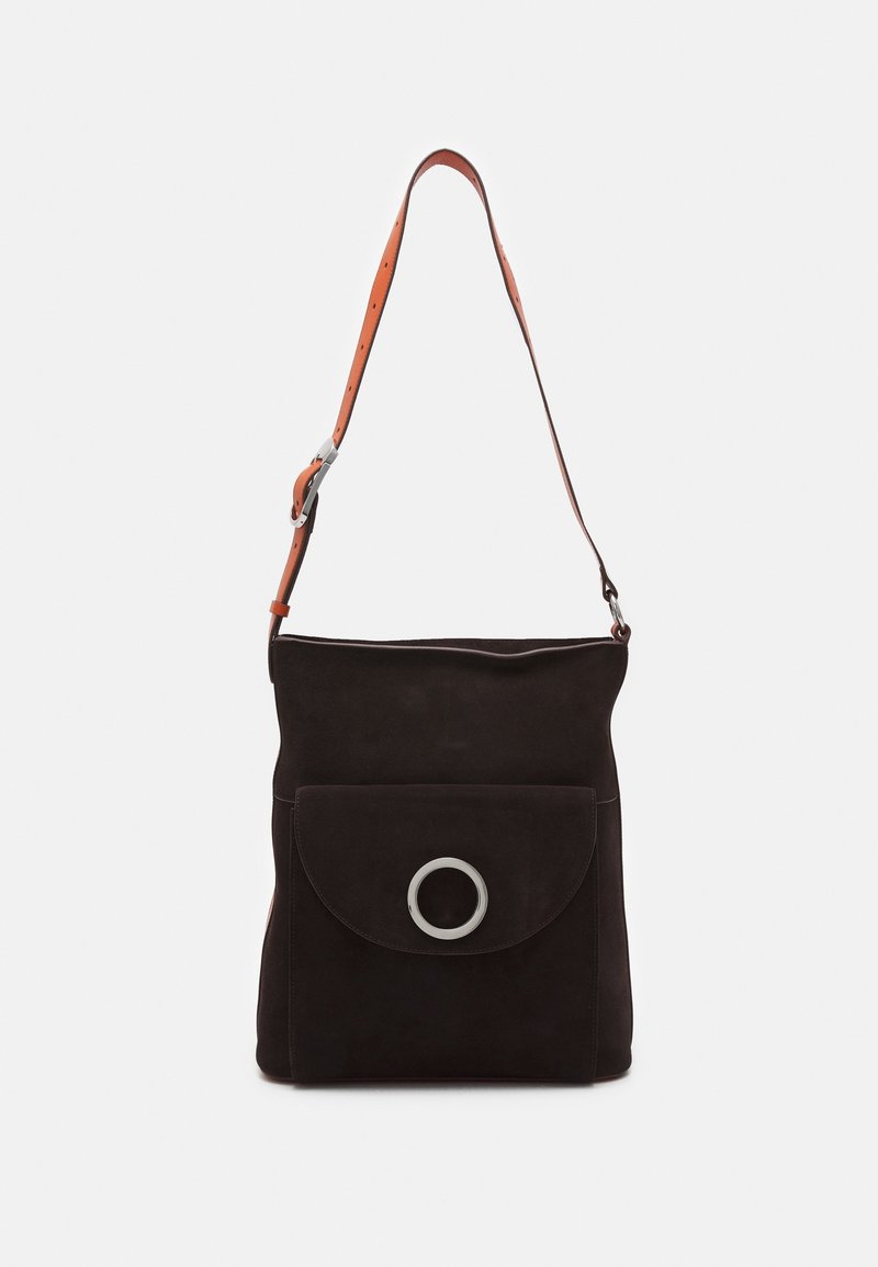 Sac à bandoulière en daim noir avec une sangle réglable en cuir orange, doté d'une poche avant avec un accent en métal argenté circulaire.