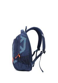 Zaino blu navy con dettagli in rete, dotato di una tasca frontale e di una cerniera arancione. Include un motivo geometrico in blu più chiaro.