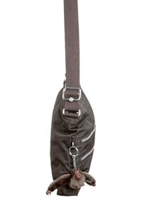 Borsa a spalla in tessuto verde oliva con due tasche zip, tracolla regolabile marrone e un portachiavi a forma di scimmia in peluche attaccato.