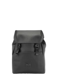 Mochila negra texturizada con tapa plegable, dos correas frontales y un pequeño parche de la marca en la parte inferior delantera. Fabricada con material sintético duradero.