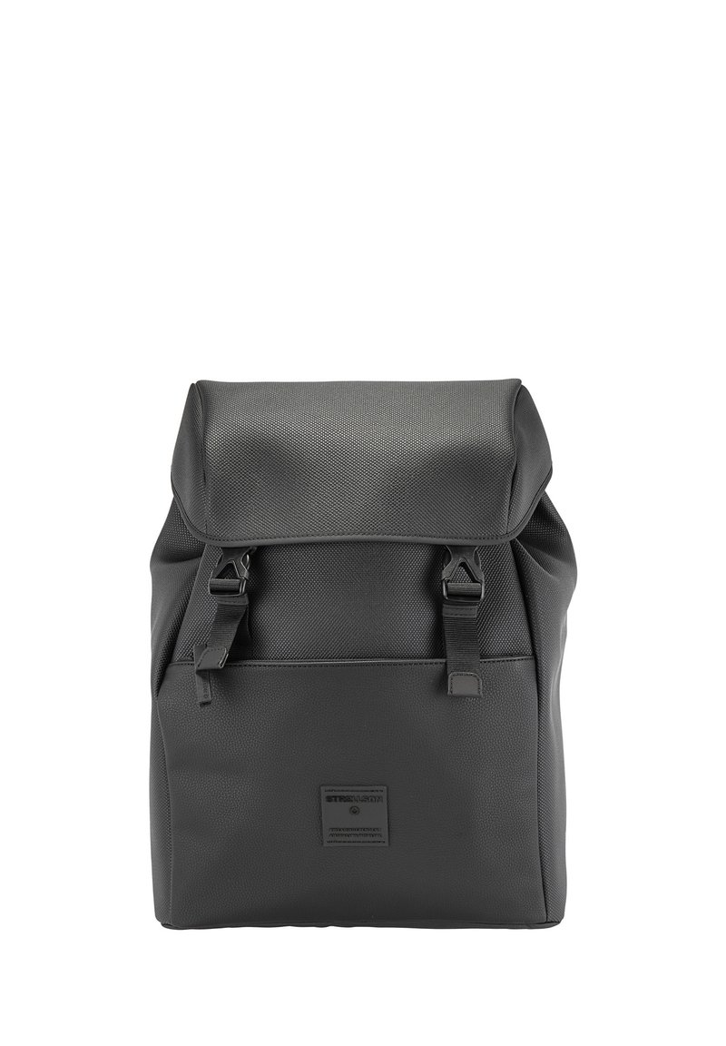 Mochila negra texturizada con tapa plegable, dos correas frontales y un pequeño parche de la marca en la parte inferior delantera. Fabricada con material sintético duradero.