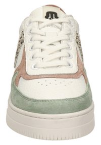 Sneakers met een bovenwerk van wit leer, grijze en roze suède accenten en een groene suède onderrand. Voorzien van ronde veters en een geperforeerde toebox.