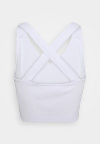 Vit ribbad croptop med en korsad ryggdesign, platta sömmar och breda axelband för stöd. Mjuk, elastisk tyg.