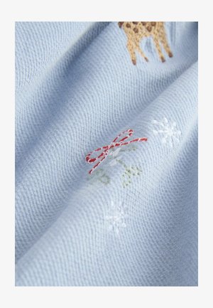 Tessuto texture azzurro chiaro con disegni ricamati, tra cui una giraffa, un fiocco rosso e fiocchi di neve bianchi, dall'aspetto morbido e intrecciato.