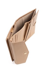 Beige leren portemonnee met een textuurafwerking, voorzien van meerdere kaartsleuven, een ritsvak en een gouden accenten op de sluiting.
