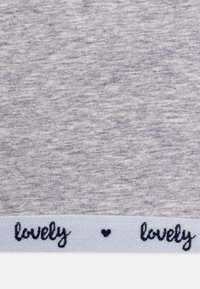 Sivá tkanina s textúrovaným vzorom a mäkkým, elastickým pásom na spodnej strane, ktorý je označený slovom "lovely" v čiernom písme.