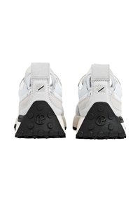 Biele a šedé tenisky s semišovým a sieťovaným zvrškom, čiernou gumovou podrážkou s protišmykovými bodkami a strieborným akcentom na päte.