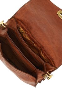 Borsa a tracolla in pelle marrone con superficie texturizzata, presenta due scomparti, uno con cerniera e chiusure in metallo dorato.