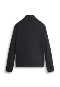 Chaqueta negra con un cuello alto, mangas largas y una textura de tela suave. Presenta detalles de costura y botones en los puños.
