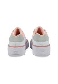 Hvite og pastellrosa sneakers med lav profil, teksturert syntetisk overdel, polstret krage og hvit gummisåle med logo-detalj.