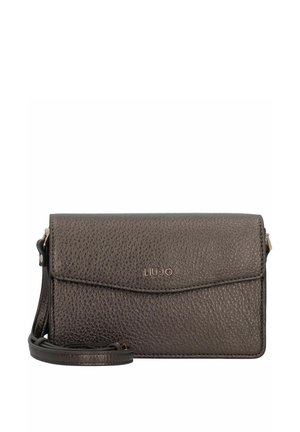 Sac bandoulière en cuir brun foncé texturé avec une fermeture à rabat et une sangle réglable, présentant un petit logo doré "LIU JO" à l'avant.