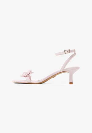 Roze hielsandalen met een bloemenaccent, open teenontwerp, enkelband met gesp en een slanke, licht gebogen hak.