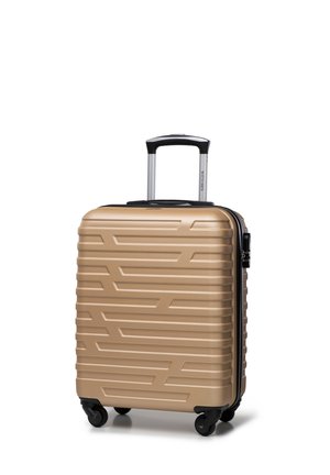 Valigia rigida di colore oro metallizzato, con superficie texturizzata e rigonfiata, manico retrattile, ruote nere e chiusura con zip.