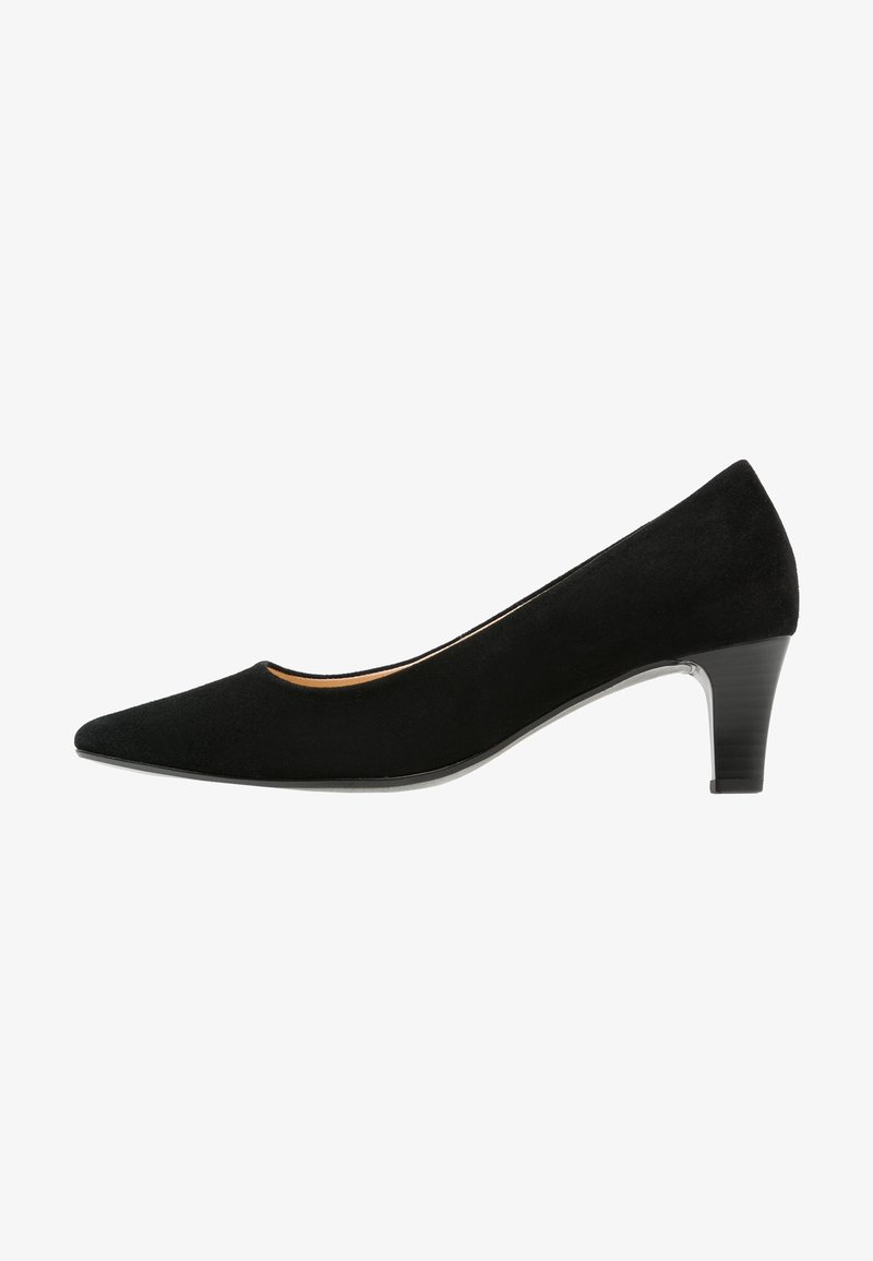 Escarpin en daim noir à talon moyen, bout pointu et talon superposé, vu de profil sur fond blanc.