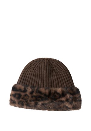 Bonnet marron en maille côtelée avec une large bande duveteuse à imprimé animal marron et noir.