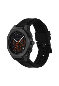 Svart Armani Exchange armur med gummirem, orange och vita visare, tre orange subdials och ett datumfönster vid 4 o'clock.