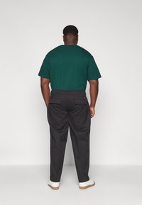 Calvin Klein MODERN TAPERED PLEAT - Chino - black