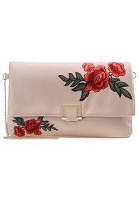 Rosa Satin-Clutch mit roter Blumenstickerei, rechteckige Form, goldfarbene Hardware und abnehmbarer Kettenriemen.