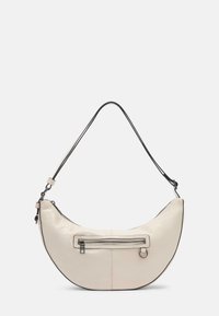 Kremowa skórzana torebka w kształcie półksiężyca, z czarnym paskiem i przednią kieszenią na zamek. Gładka faktura z minimalnymi detalami szycia.