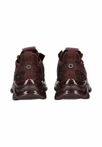 Scarpe da ginnastica bordeaux con tomaia in rete, suole in gomma e dettagli texturizzati. Presentano linguette di apertura e logo sul tallone.