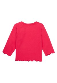 Rotes Langarmshirt mit rundem Ausschnitt und gewelltem Saum. Hergestellt aus weichem Stoff mit glatter Textur. Keine sichtbaren Muster oder Akzente.