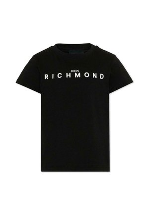 Zwart T-shirt met korte mouwen met witte "JOHN RICHMOND" tekst over de borst in vette hoofdletters.
