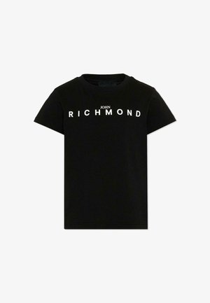 Zwart T-shirt met korte mouwen met witte "JOHN RICHMOND" tekst over de borst in vette hoofdletters.
