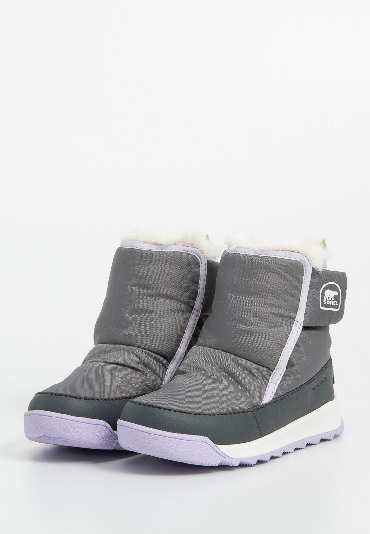 Ein Paar graue isolierte Winterstiefel mit hellvioletten Sohlen und weißem Futter, ausgestattet mit einem Sorel-Logo auf dem Seitenriemen.