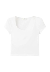 Bílý kratičký crop top s krátkým rukávem a kulatým výstřihem, vyrobený z měkké a hladké tkaniny. Minimalistický design, bez vzorů a akcentů.
