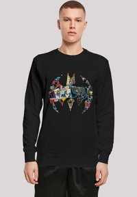 Sort sweatshirt med et flerfarvet Batman-logo lavet af tegneserie-billeder, lange ærmer og rund halsudskæring.