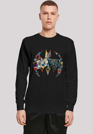 Sort sweatshirt med et flerfarvet Batman-logo lavet af tegneserie-billeder, lange ærmer og rund halsudskæring.