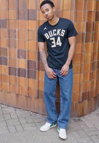 Nike Performance NBA GIANNIS ANTETOKOUNMPO MILWAUKEE BUCKS TEE - T-shirts print - black
