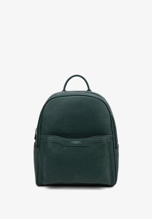 Groene leren rugzak met een gestructureerde afwerking, ronde vorm en handvat bovenaan. Voorzien van een voorvak en subtiele branding. Ritssluiting.