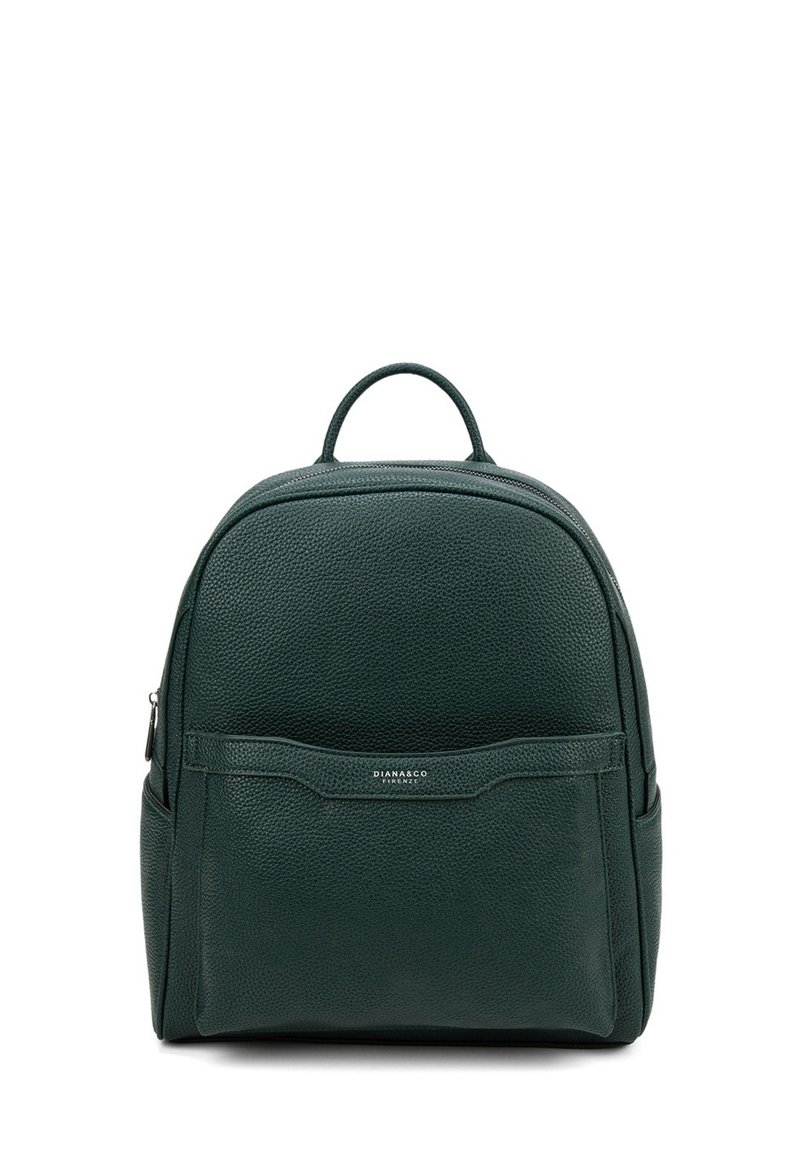 Zaino in pelle verde con finitura testurizzata, forma arrotondata e manico superiore. Presenta una tasca frontale e branding sottile. Chiusura con zip.