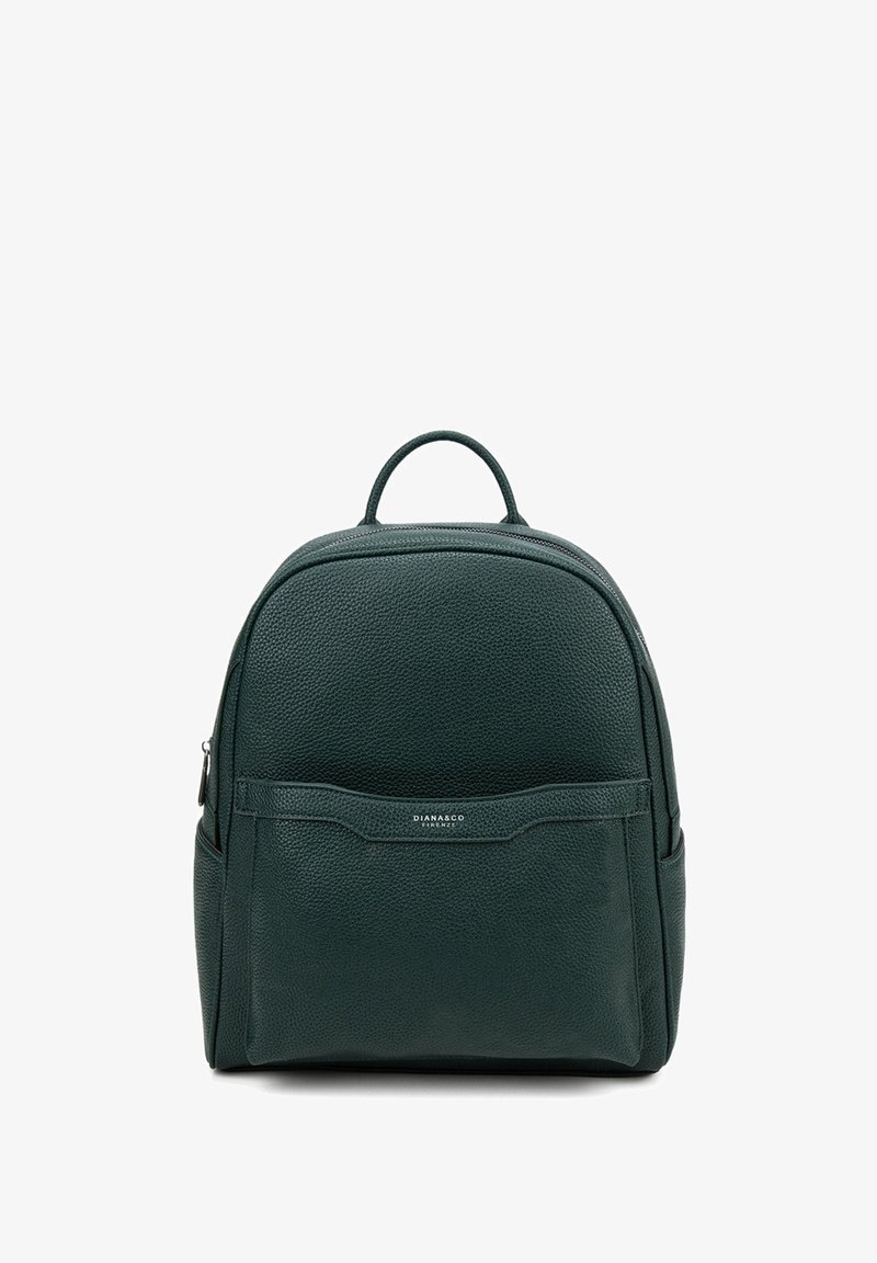 Zaino in pelle verde con finitura testurizzata, forma arrotondata e manico superiore. Presenta una tasca frontale e branding sottile. Chiusura con zip.