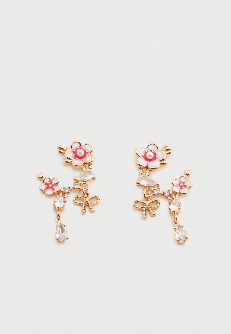 Boucles d'oreilles dorées avec des fleurs émaillées roses et blanches, centres en perle, accents de gemmes claires, et petits charms papillons suspendus en dessous.