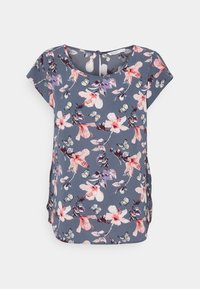 Blusa floral de tela azul-gris. Cuenta con mangas cortas, cuello redondo y patrones de flores y mariposas en rosa, púrpura y blanco.
