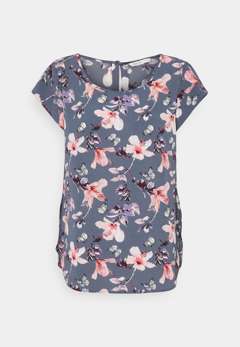 Blusa floral de tela azul-gris. Cuenta con mangas cortas, cuello redondo y patrones de flores y mariposas en rosa, púrpura y blanco.