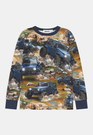 Camisa de manga larga con vehículos todoterreno azules conduciendo a través de salpicaduras de agua rocosas sobre un fondo inspirado en la naturaleza.