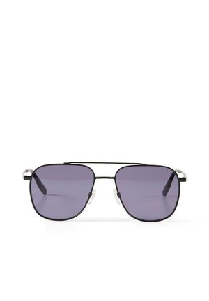 Czarne okulary przeciwsłoneczne lotnicze z metalową oprawą, fioletowymi przyciemnianymi soczewkami i regulowanymi noskami na białym tle.