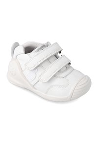 Weiße Kleinkinderschuhe aus Leder und Wildleder, mit abgerundeter Zehe, zwei Klettverschlüssen und einer strukturierten Gummisohle mit Logodetail.