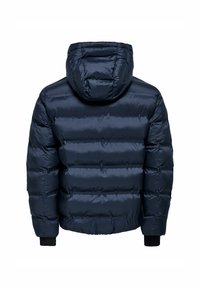 Giacca puffer blu navy con cappuccio, caratterizzata da sezioni trapuntate e polsini a coste per ulteriore calore e comfort. Texture liscia e lucida.