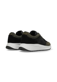 Sneakers in suede neri e oliva con una finitura testurizzata, dotati di una suola intermedia bianca e piccoli accenti dorati a forma di stella sul tallone.