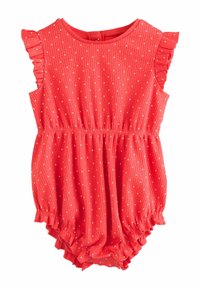 Czerwony kombinezon bez rękawów w białe groszki, o prążkowanej fakturze, z falbankami na ramionach oraz elastycznym pasem i otworami na nogi.