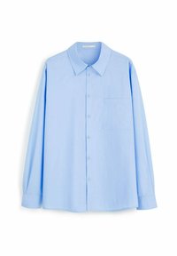 Jasnoniebieska koszula z długim rękawem na guziki, z klasycznym kołnierzykiem, pojedynczą kieszenią na piersi i gładką fakturą. Guziki w dopasowanym, niebieskim kolorze.