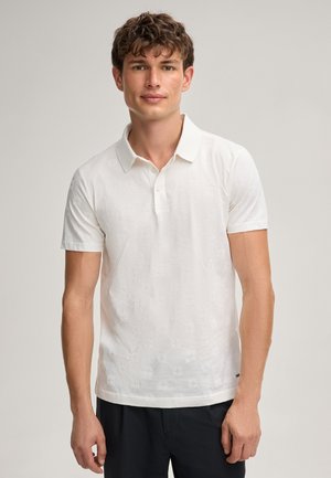 Weißes Poloshirt mit texturiertem Muster, kurzen Ärmeln, klassischem Kragen und drei Knöpfen, aus leichtem Stoff.