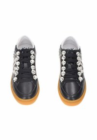 Sneaker in pelle nera con suola in gomma color crema, con dettagli in strass lungo i lacci e logo metallico sul lato.