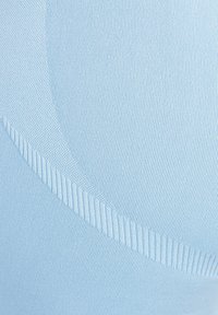 Tessuto azzurro chiaro con superficie liscia e un sottile motivo a coste. Presenta un design senza cuciture, che fonde due diverse trame di tessuto.