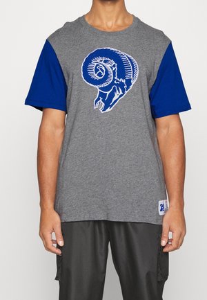 Grå T-shirt med blå korte ærmer og et stort blåt væddergrafik på brystet. Lavet af en blød, åndbar stof med en afslappet pasform.